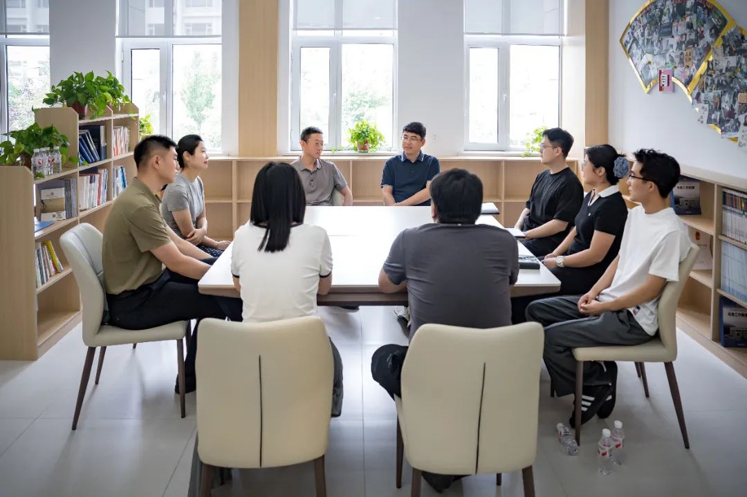 淬火青锋砺剑芒 雏凤清声启新章——举行2025年新录用干警见面座谈会